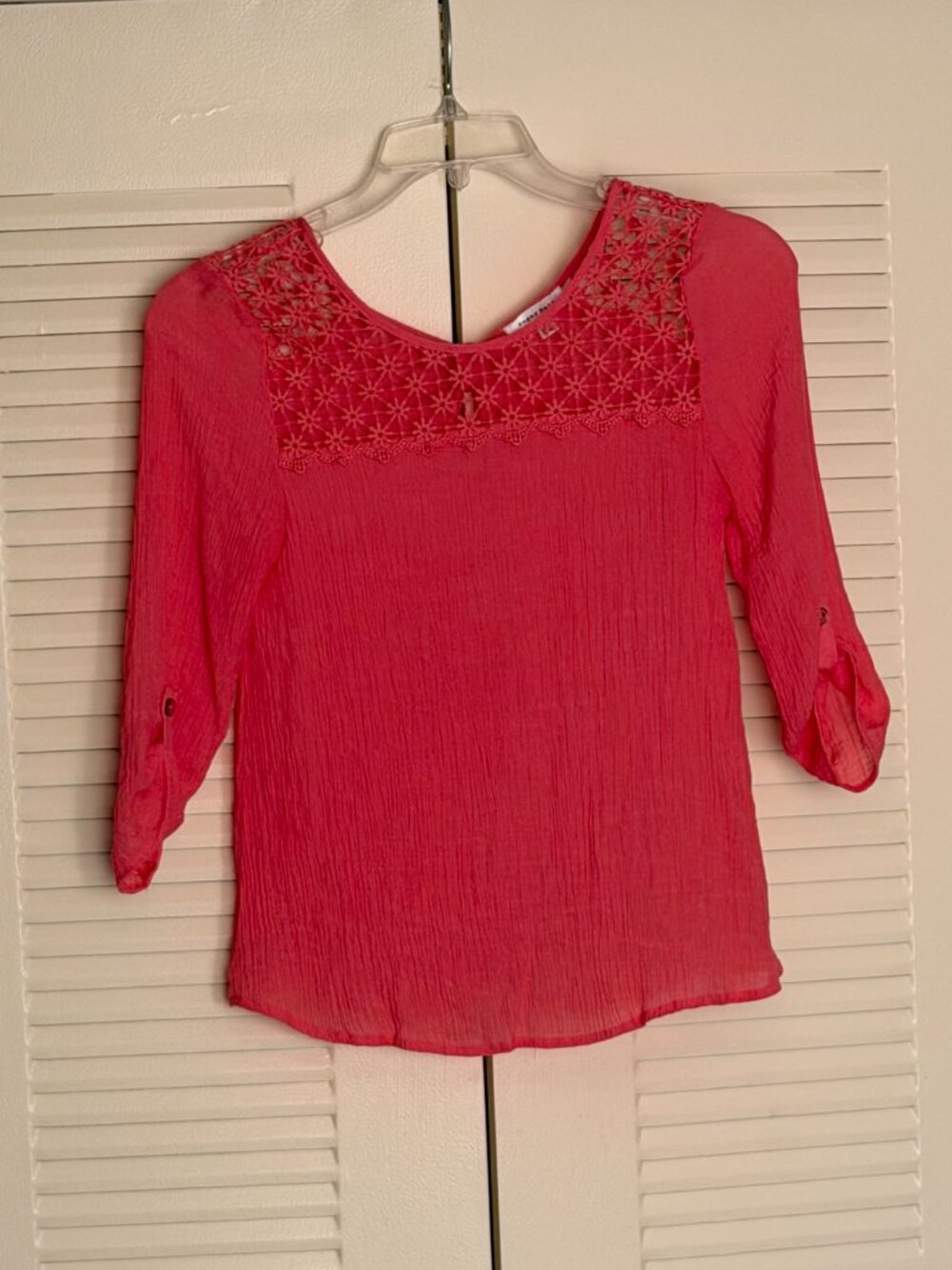 Sugar Rain Lace/Crinkle Coral ¾ Length Sleeve Top Size S